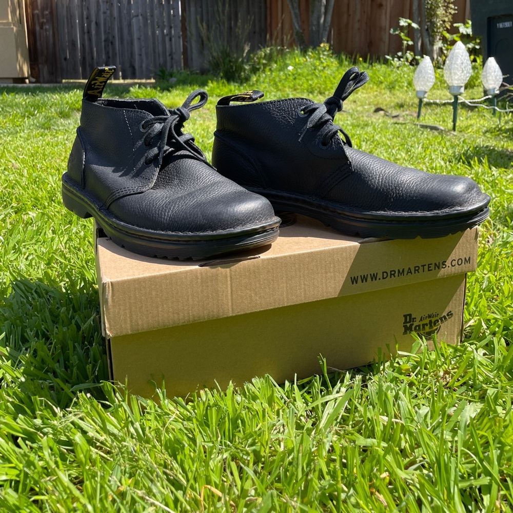Dr. Martens Sussex Unisex Chukka Boots Black Leather Men's Size 9 EUC.